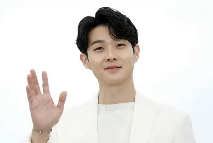 7 FAKTA MENARIK TENTANG CHOI WOO SHIK - Education Republic Aktor Choi Woo Sik Ketika Menghadiri Ajang Cannes Film 200211145229 424 E1624591648588 - Education Republic