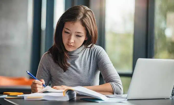 4 GOOD STUDY HABITS FOR COLLEGE STUDENTS - Education Republic College Student Studying E1643174774548 - Education Republic