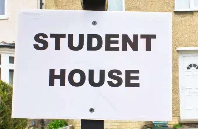 3 TIPE AKOMODASI MAHASISWA DI LUAR NEGERI - Education Republic River E1650523958277 - Education Republic