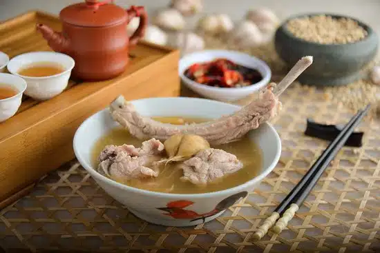 Top 10 Makanan Khas Singapura yang Wajib Kamu Coba - Education Republic Bak Kut Teh - Education Republic