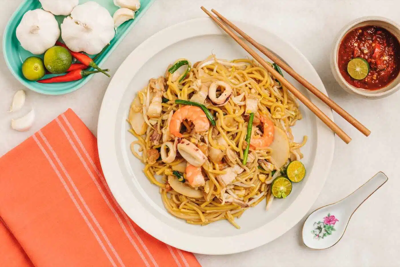 Top 10 Makanan Khas Singapura yang Wajib Kamu Coba - Education Republic Hokkien Prawn Mee - Education Republic