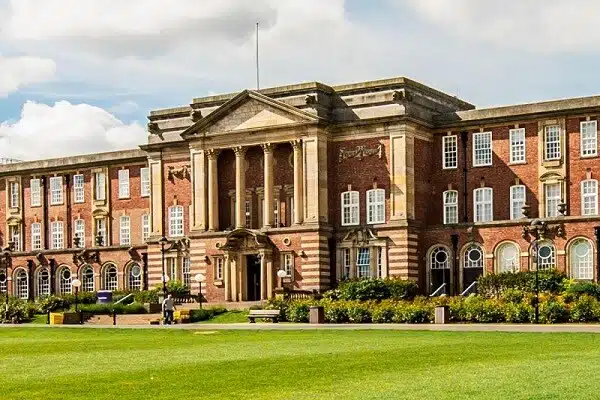Kenapa Kamu Harus Kuliah di Leeds Beckett University? - Education Republic Penghargaan Akademik - Education Republic
