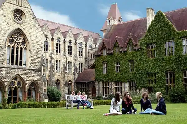 Syarat & Cara Daftar Kuliah di University of Gloucestershire 2023 - Education Republic World Class University 2 - Education Republic
