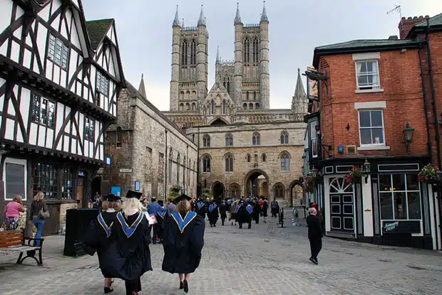 Syarat & Cara Daftar Kuliah di University of Lincoln 2023/2024 - Education Republic Cara Daftar Biaya Kuliah 10 - Education Republic