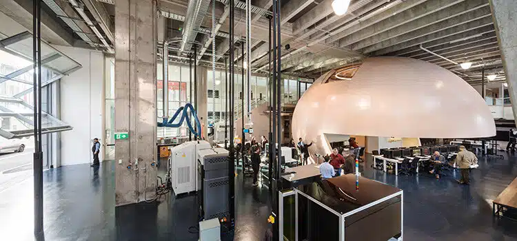 3 Alasan Kuliah di Swinburne University of Technology - Education Republic 1. Kamu Akan Mendapatkan Pengalaman Industri Saat Belajar - Education Republic