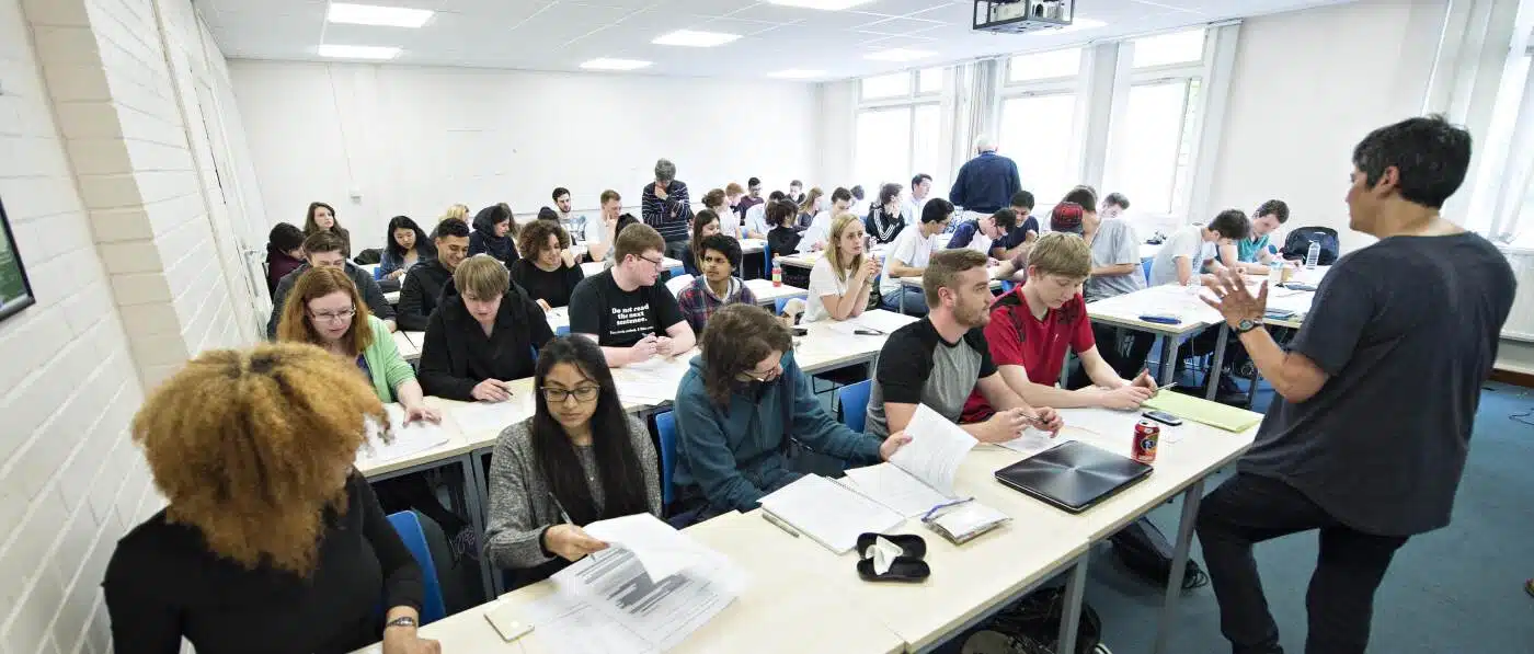 University of Brighton: Kenapa Harus Kuliah Disini? - Education Republic 3. Karir Dan Keterlibatan Kerja - Education Republic