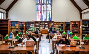 Seperti Apa Fasilitas Kampus Western University Canada? Intip Keunggulannya yang Bikin Betah Kuliah di Kanada! - Education Republic Perpustakaan Weldon Dan Taylor Library Di Western University Canada Dengan Ruang Belajar Modern Dan Quiet Study Zone