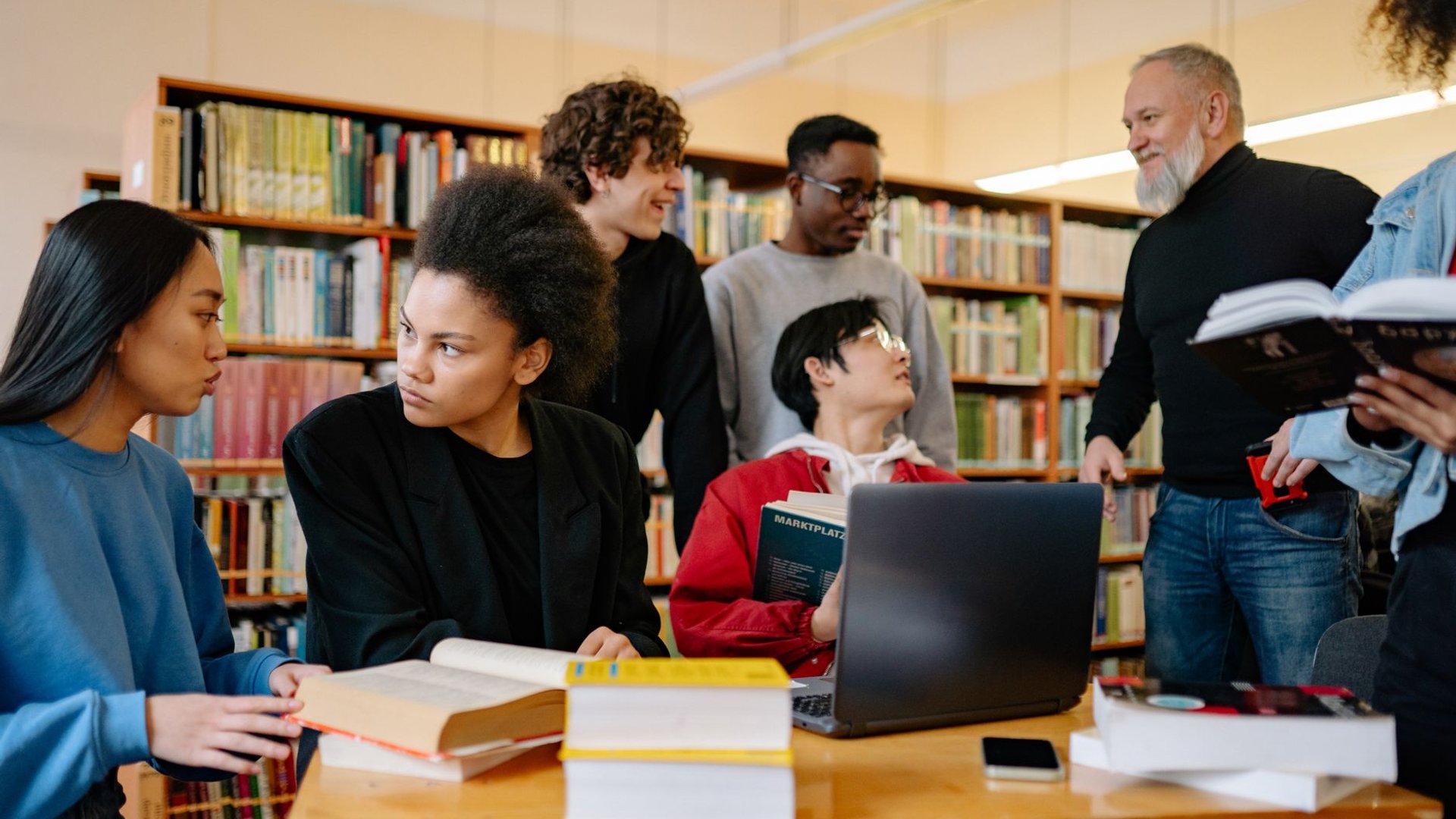 - Mahasiswa Internasional Belajar Di Perpustakaan Kampus Ini Montreal 2026