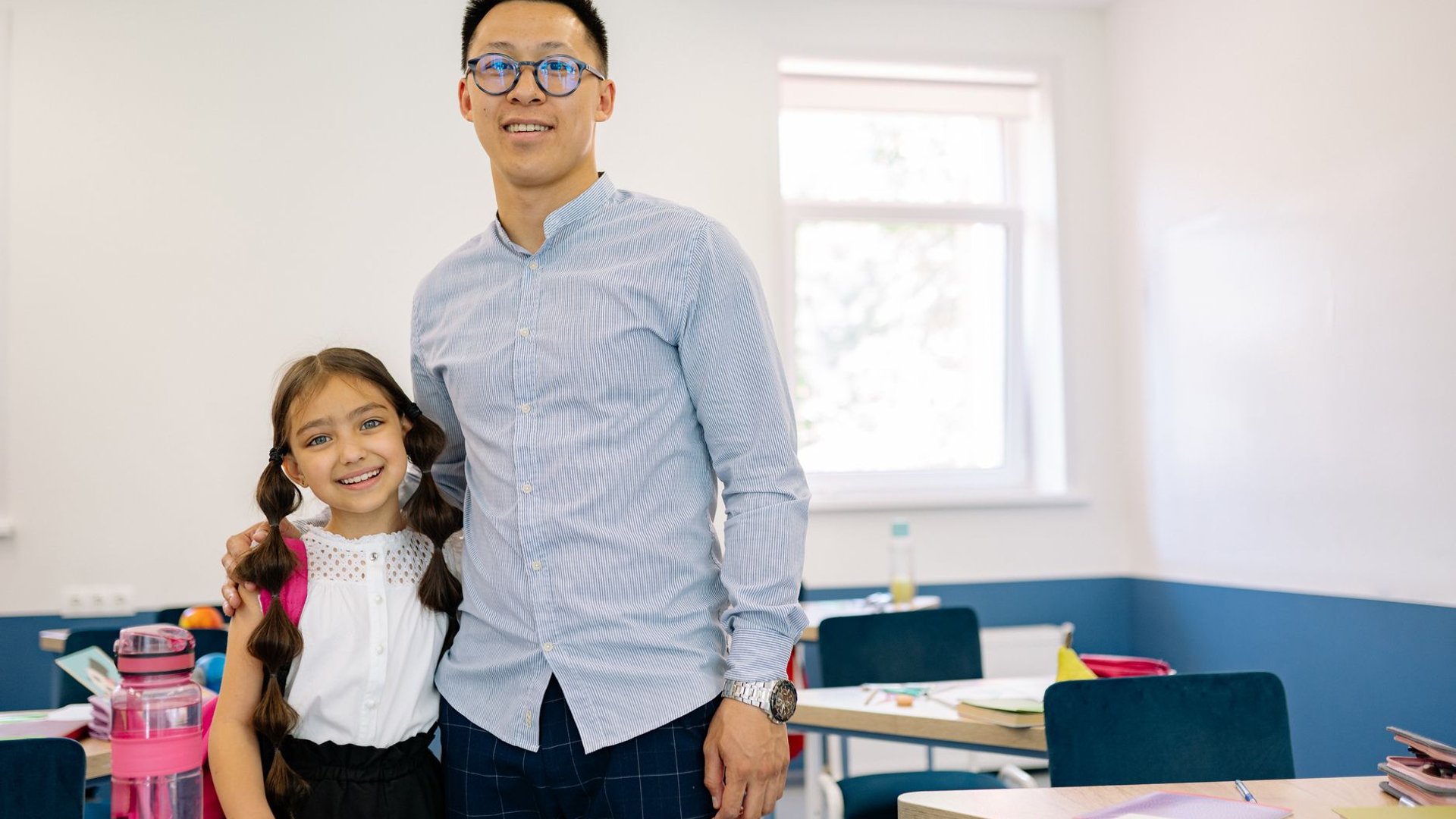 Australia Visa Changes 2026: Student Dependants Dibatasi, Visitor Visa & WHV Makin Ketat - Education Republic Mahasiswa Internasional Di Australia Bersama Keluarga Saat Membahas Perubahan Australia Visa Changes 2026