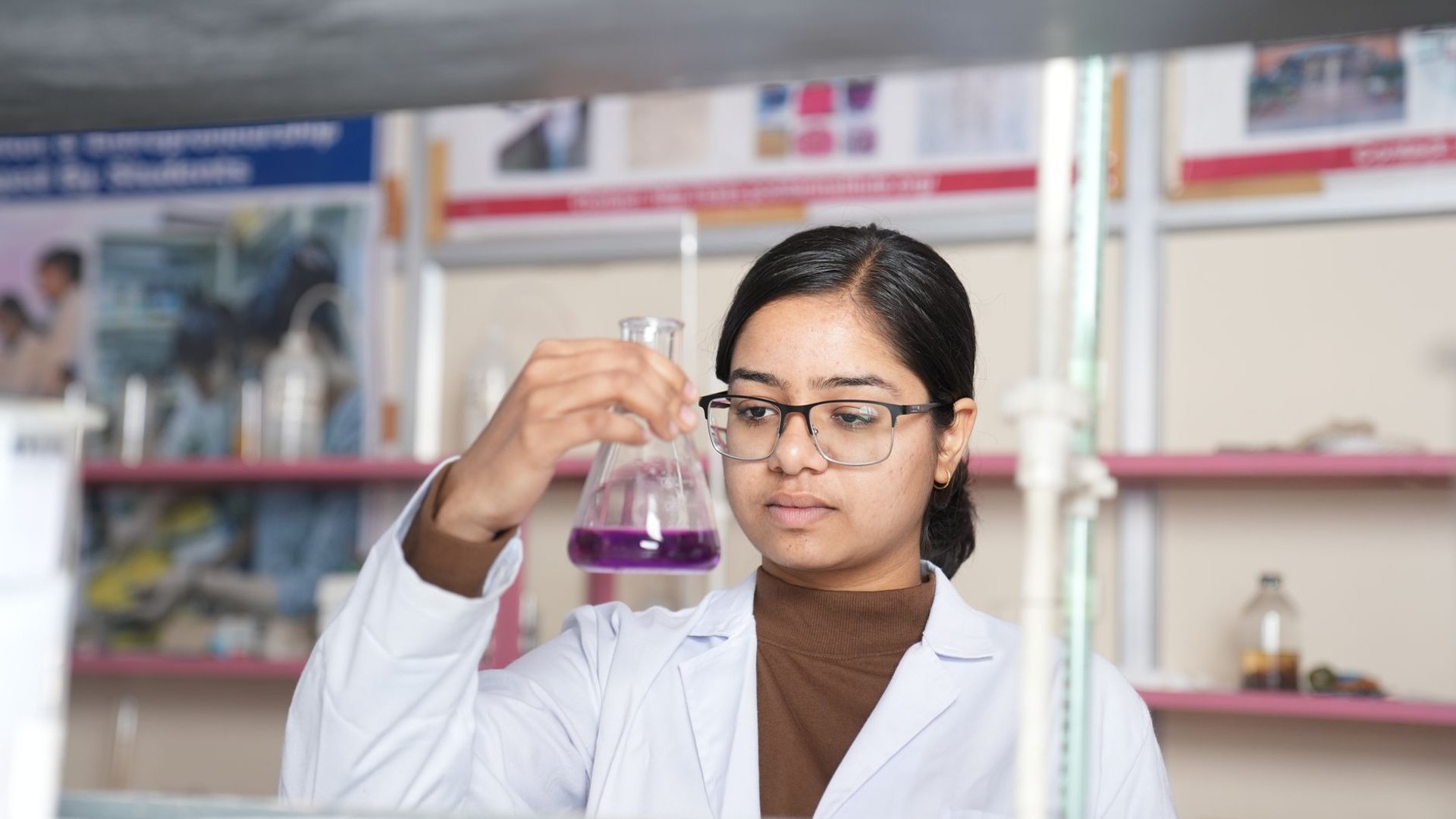 Carleton University Canada 2027: Syarat Masuk, Biaya, Beasiswa & Jurusan - Education Republic Mahasiswa Internasional Di Laboratorium Engineering Carleton University Kanada 2027