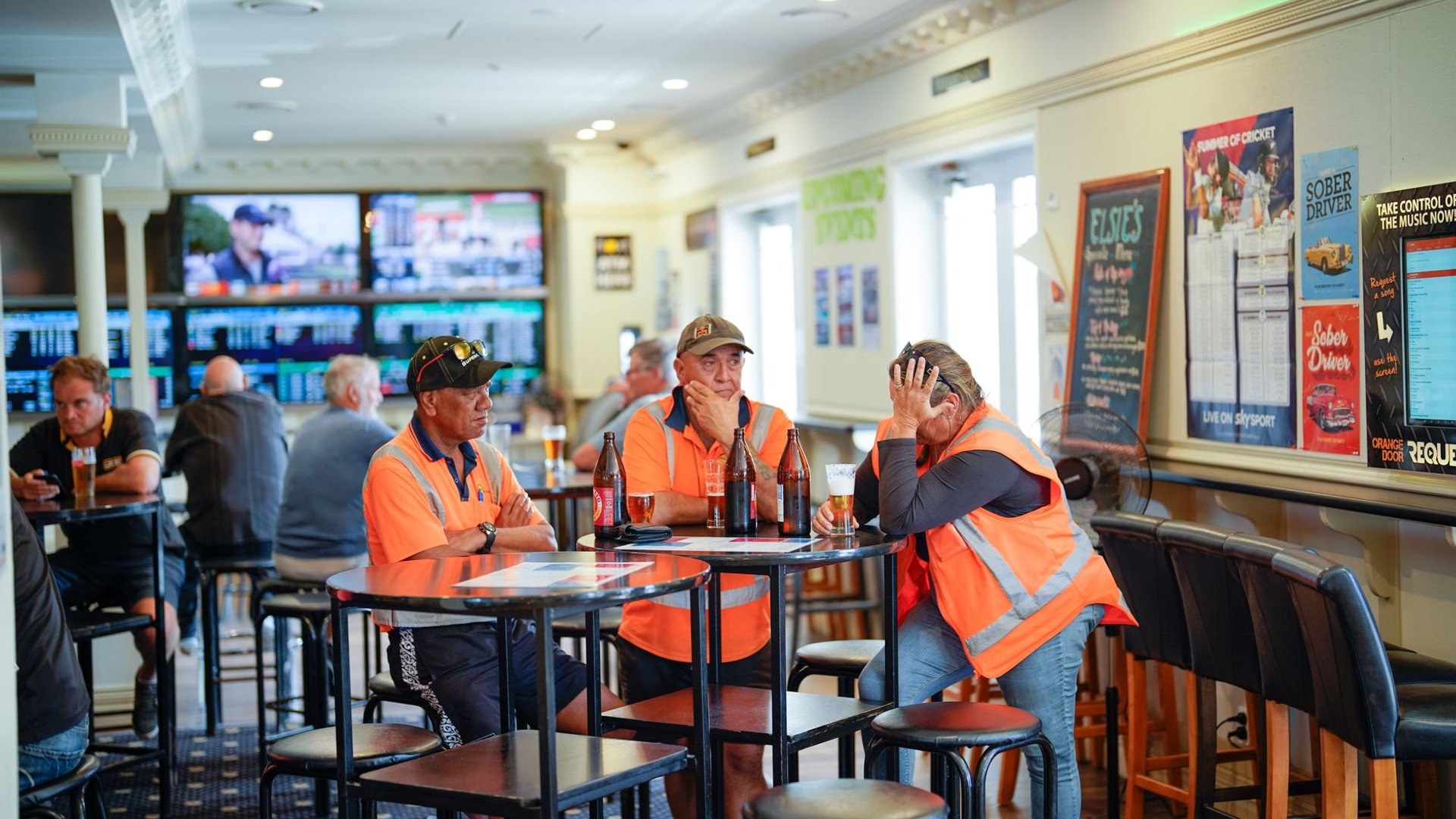 Kuliah Sambil Kerja di Australia 2026: Minimum Wage Naik Jadi AUD 26,44/Jam - Education Republic Pekerja Casual Hospitality Saat Kuliah Sambil Kerja Di Australia Di Sebuah Restoran Sydney 2026 - Kuliah Sambil Kerja Australia
