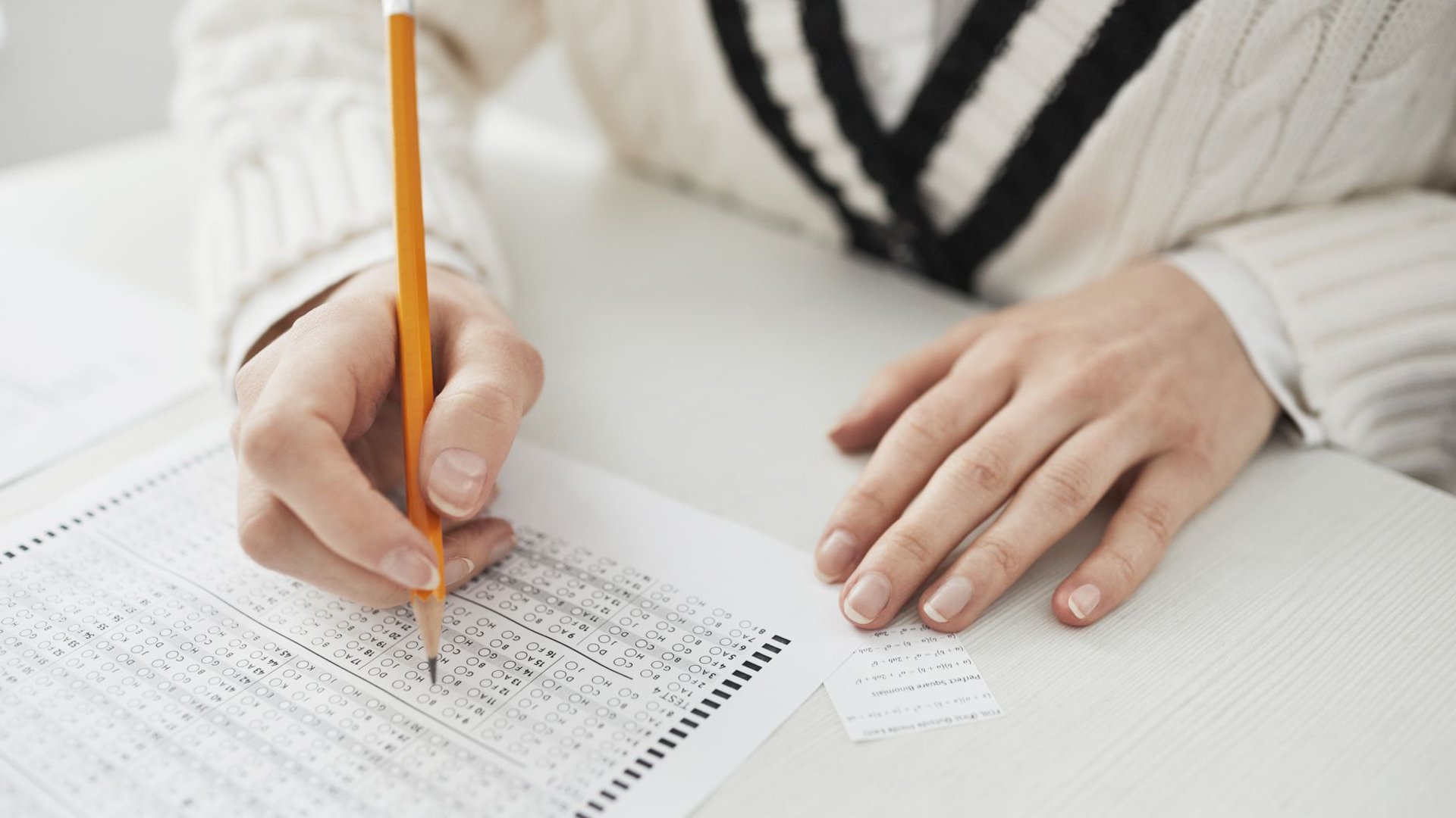 IELTS Paper-Based Mulai Dihentikan: Apa yang Berubah untuk Test Taker 2026–2027? - Education Republic Examiner Ielts Menguji Speaking Setelah Ielts Paper Based Dihentikan 2026