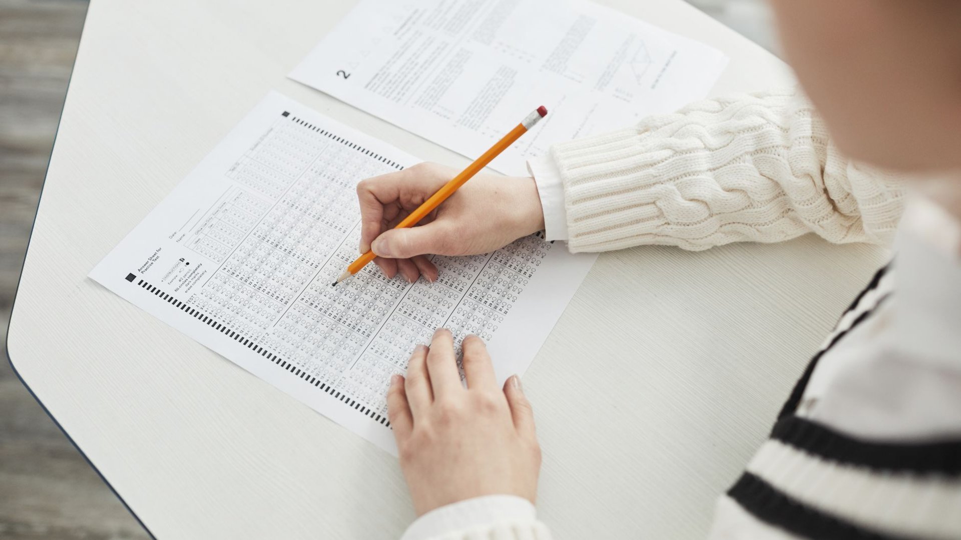 IELTS Paper-Based Mulai Dihentikan: Apa yang Berubah untuk Test Taker 2026–2027? - Education Republic Opsi Ielts Writing On Paper Setelah Ielts Paper Based Dihentikan Di Indonesia 2026