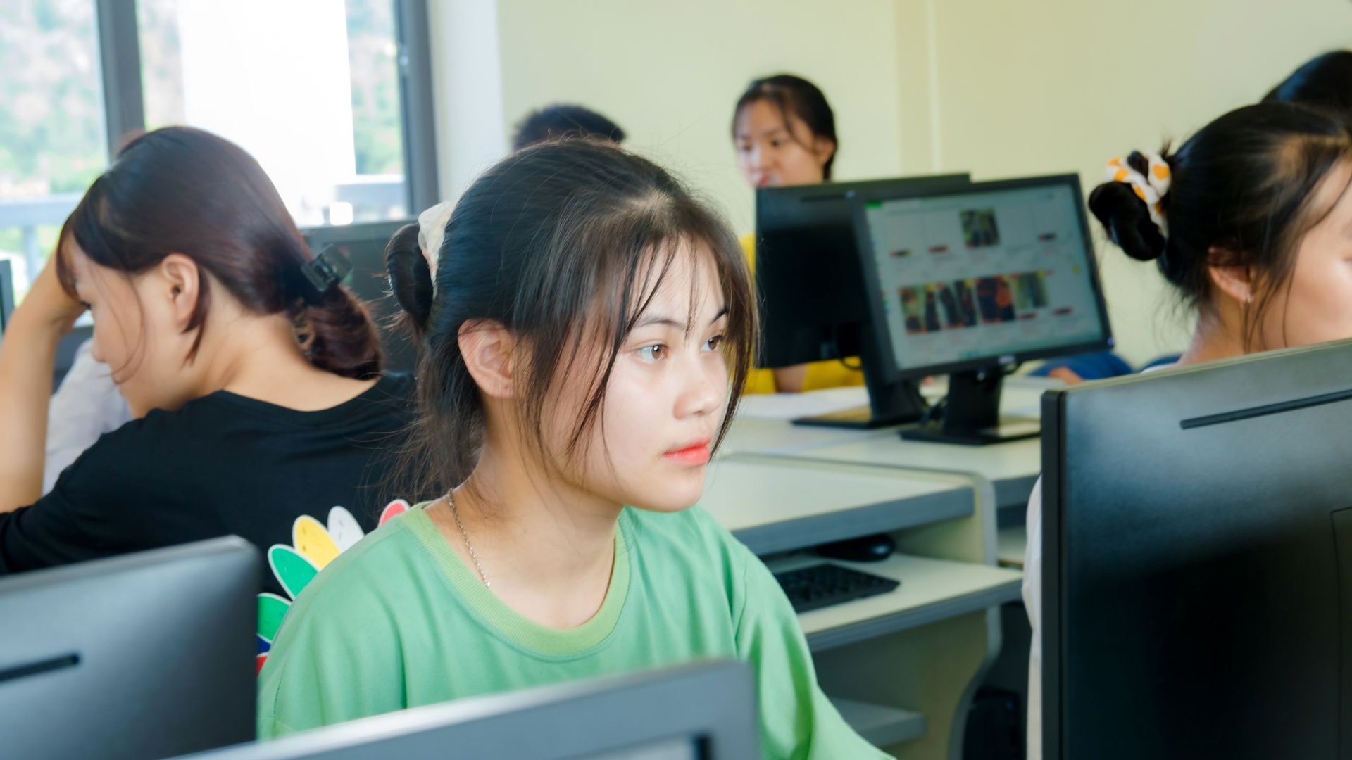 IELTS Paper-Based Mulai Dihentikan: Apa yang Berubah untuk Test Taker 2026–2027? - Education Republic Test Taker Mengerjakan Ielts Paper Based Dihentikan Dan Beralih Ke Computer Delivery Di Test Centre Resmi 2026