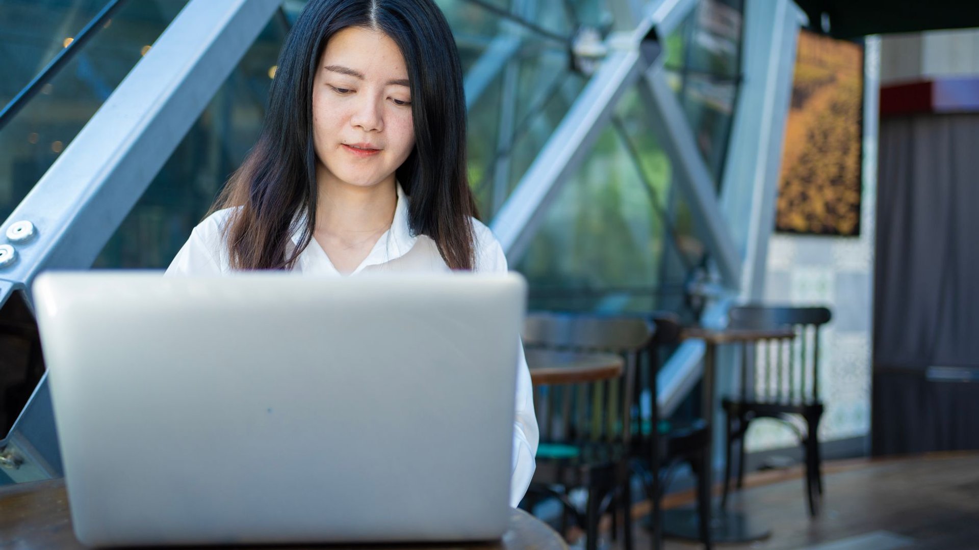 Kuliah Sambil Kerja di Australia 2026: Minimum Wage Naik Jadi AUD 26,44/Jam - Education Republic Mahasiswa Internasional Kuliah Sambil Kerja Di Australia Di Sebuah Kafe Melbourne 2026 - Kuliah Sambil Kerja Australia