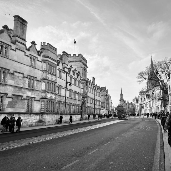 Biaya Hidup di Inggris 2027: Akomodasi, Makan, Transportasi & Budget per Bulan - Education Republic Ilustrasi Biaya Hidup Di Inggris Untuk Mahasiswa Internasional Dan Budget Bulanan Di London 2027