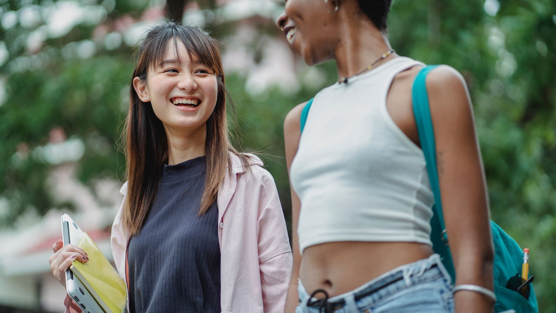 Merdeka Day vs Malaysia Day: Apa Bedanya? Wajib Tahu Sebelum Kuliah di Malaysia - Education Republic Mahasiswa Internasional Di Kampus Universitas Malaysia Saat Perayaan Budaya 2026 - Merdeka Day Vs Malaysia