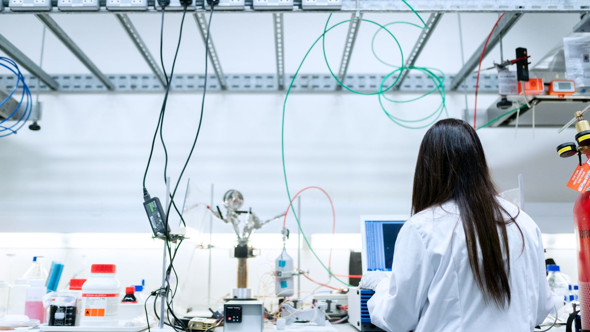 Setelah AI, Quantum Jadi Next Big Thing? Trinity Dapat €90 Juta untuk Riset Masa Depan - Education Republic Mahasiswa Dan Peneliti Bekerja Di Laboratorium Quantum Computing, Bagian Dari Trinity Quantum Research Di Trinity College Dublin