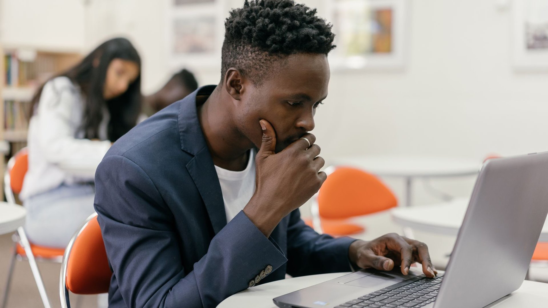 IELTS Paper-Based Mulai Dihentikan: Apa yang Berubah untuk Test Taker 2026–2027? - Education Republic Mahasiswa Berlatih Ielts On Computer Setelah Ielts Paper Based Dihentikan Di Indonesia 2026