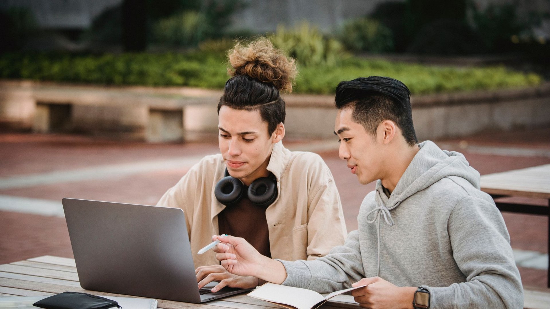 Kuliah Sambil Kerja di Australia 2026: Minimum Wage Naik Jadi AUD 26,44/Jam - Education Republic Mahasiswa Internasional Belajar Di Kampus Australia Sambil Mengatur Jadwal Kuliah Sambil Kerja Di Australia 2026 - Kuliah Sambil Kerja Australia